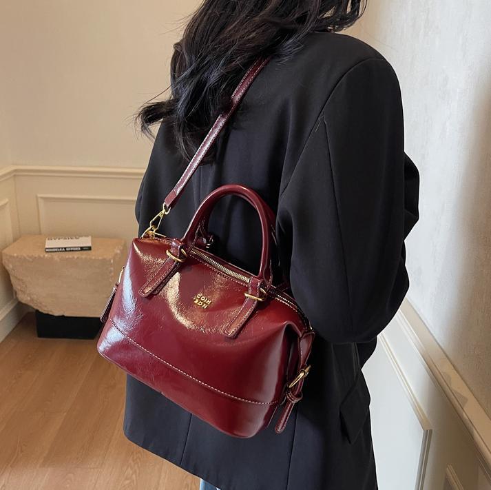 Nicho Zhong bolso de mano de tendencia retro mujer 2025 nuevo paquete de hombro casual universal viaje de alta calidad sensación de mochila