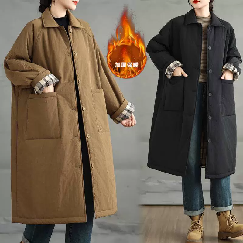 Фото настоящей модели: утепленное пальто, тренчкот, хлопковая куртка средней длины для женщин, новая зимняя коллекция 2025 года, свободный крой, большие размеры, стильный.