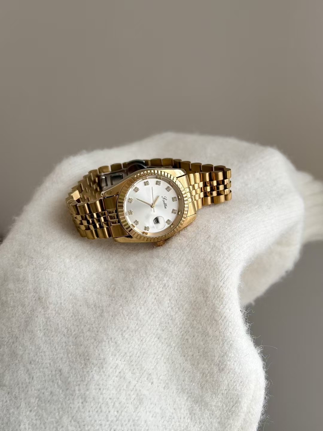 詩高迪の新型腕時計の女性のビジネスの経典の百組の防水のカレンダーの復古のピンクの中実の鋼帯は国境を越えます。