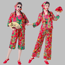 |󻨲·ŮDݳЦbV赸b