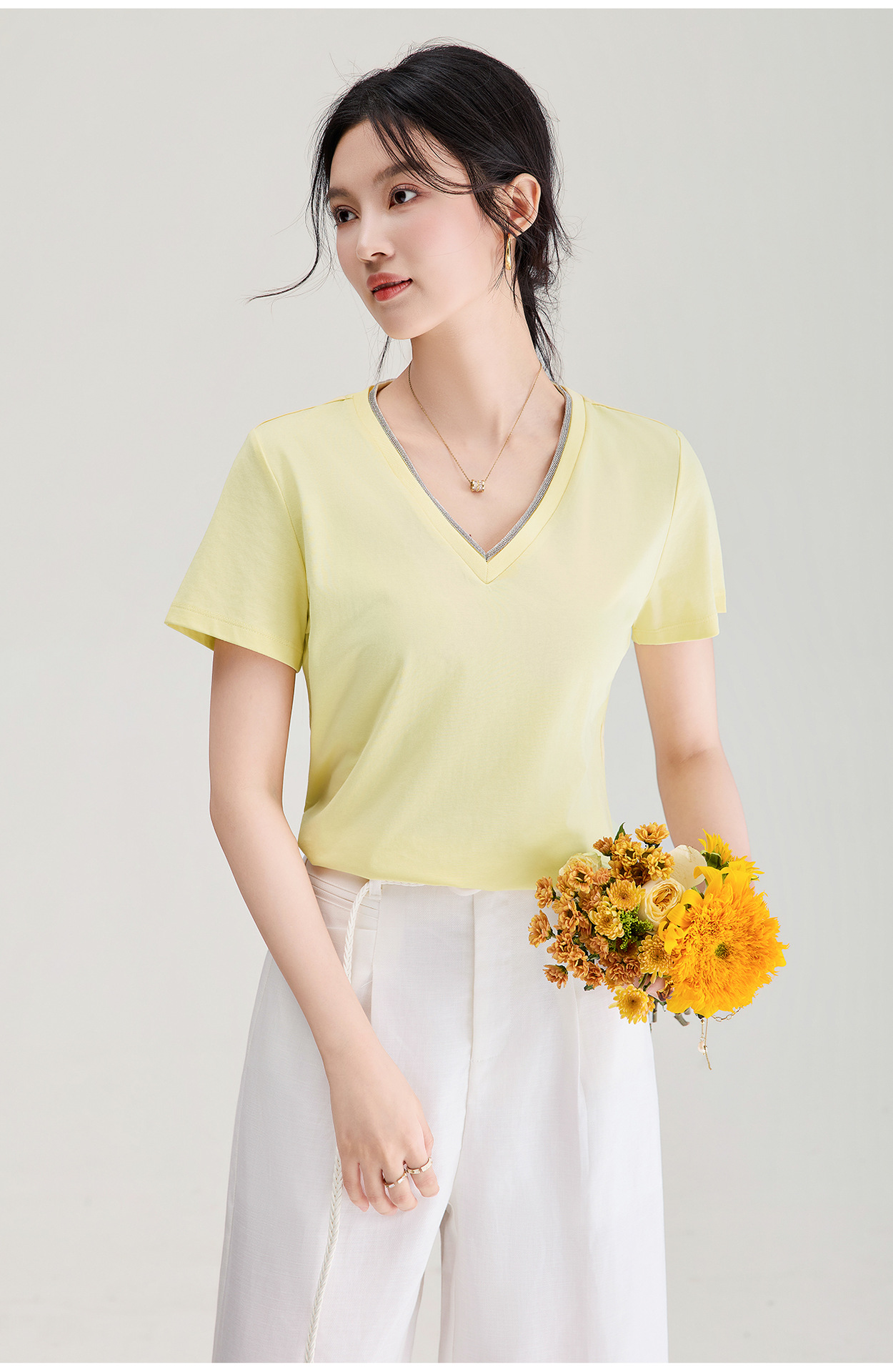 Áo thun nữ cổ V ngắn tay đính đá phong cách công sở — màu trắng chi tiết 2