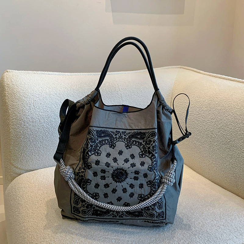 다크 그레이·캐슈 꽃