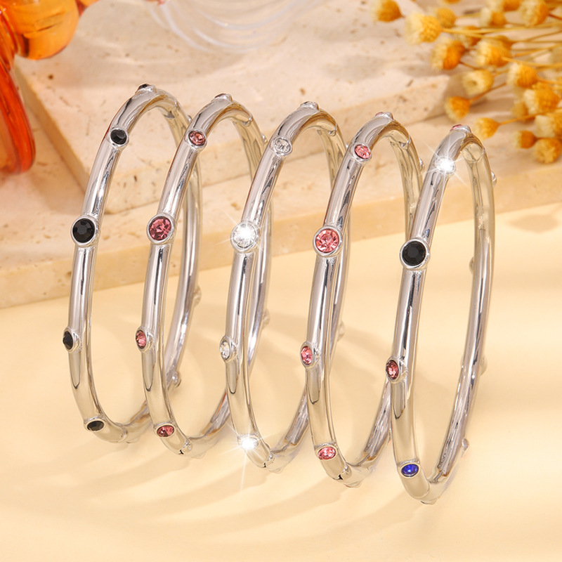 Mujeres de acero inoxidable diez pulseras de perforación galvanizadas de alta calidad 18k oro de moda pulseras de lujo ligeras joyas personales versátiles