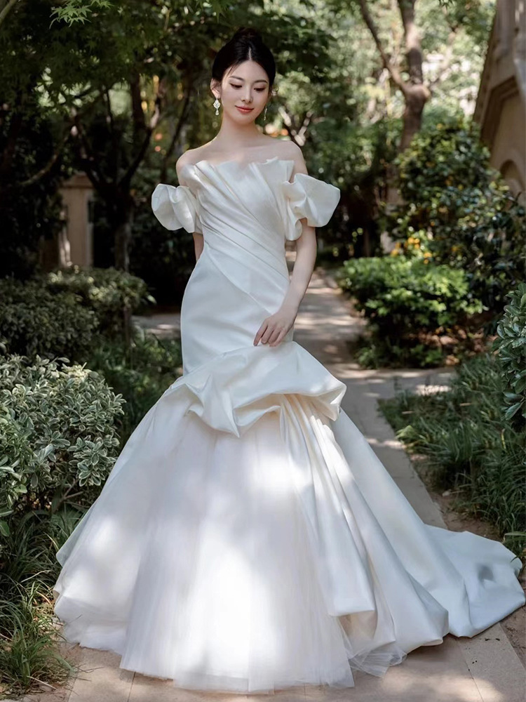 Moda satén de cola de pez ligero vestido de boda 2026 nueva novia un hombro francés lujoso pecho ligero bienvenida a los invitados a la salida