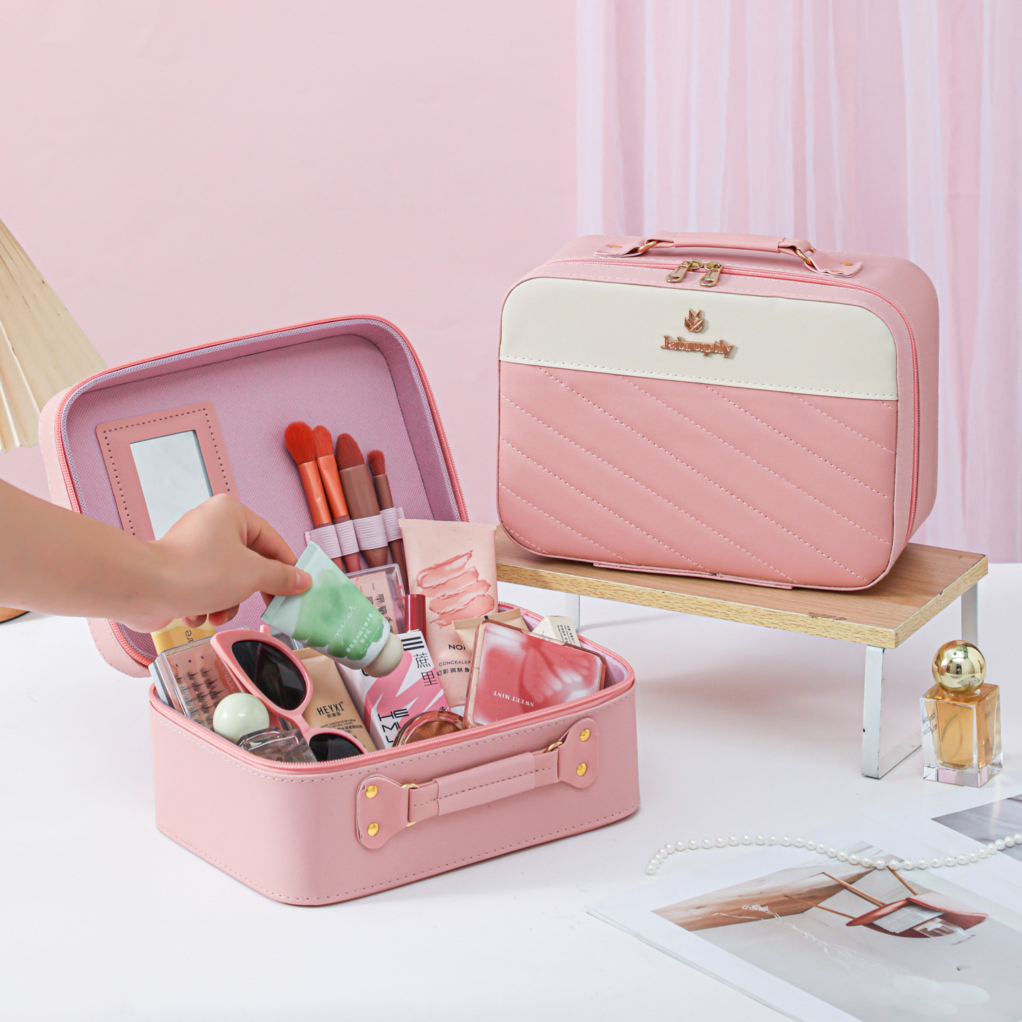 Bolsa de maquillaje de cuero mujer caja de almacenamiento de gran capacidad portátil caja de maquillaje portátil de alto valor cosmético bolsa de almacenamiento al por mayor