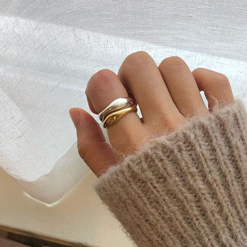 欧米のシンプルな金の銀色の不規則な異形の波の水滴の指輪の女性のチタンの鋼bの同じタイプのv竹の節の指輪