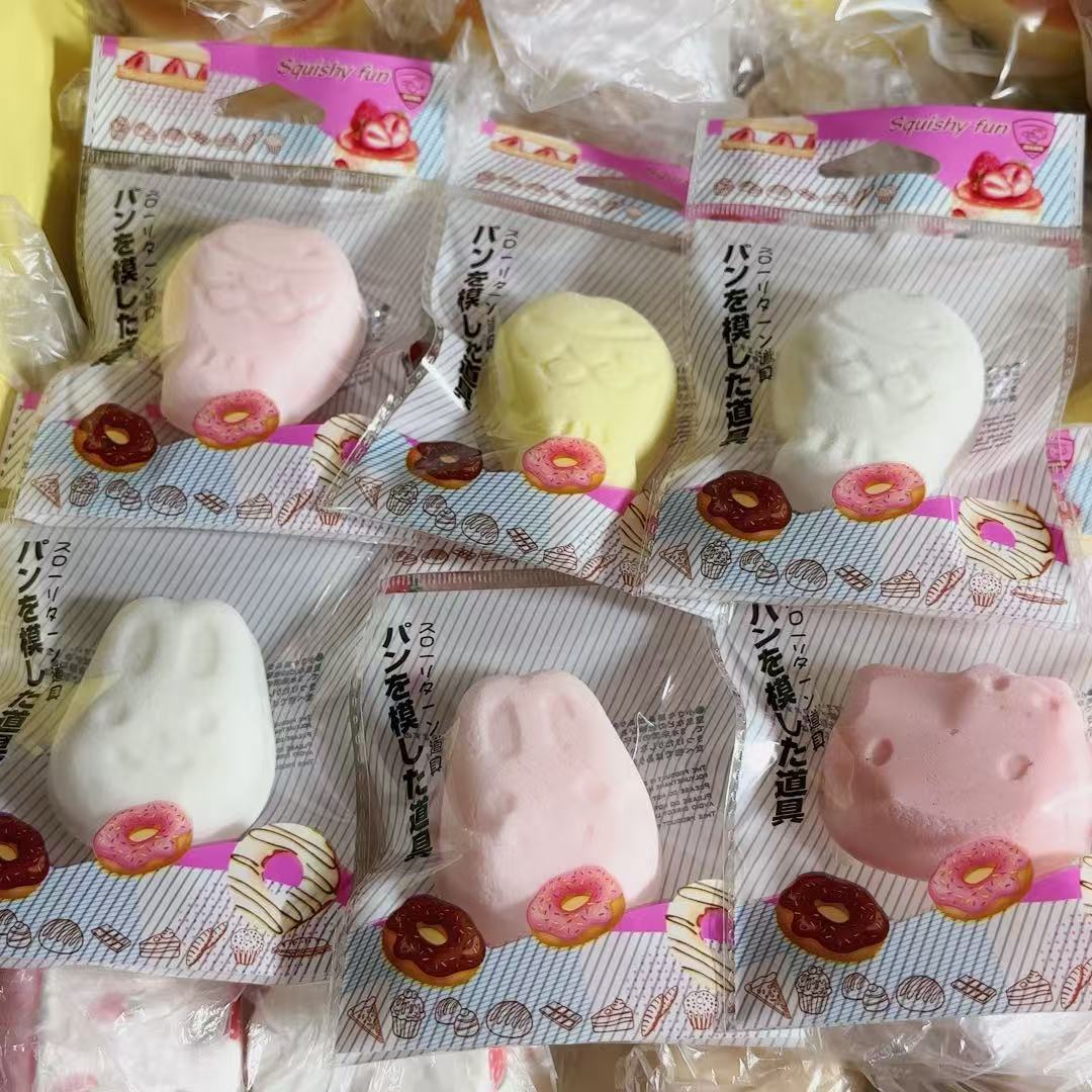 무작위로 젖고 부드러운 색상의 작은 슬로우 리바운드