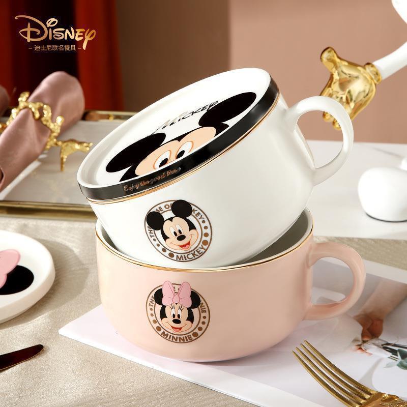 元工場の商品はかわいいです。取っ手付きのカップラーメンと蓋付きの大きいサイズのサラダと茶碗の食器を持っています。学生寮のインスタントラーメンのカップです。|undefined