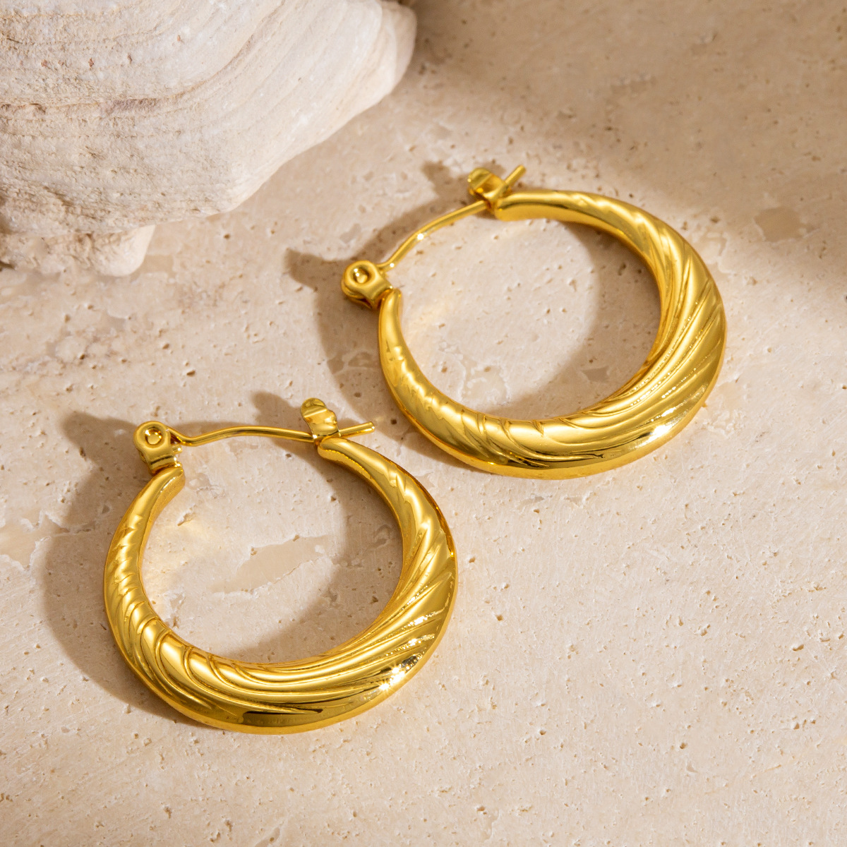 Pendientes de alta gama europeos y americanos, patrón de plumas, metal exquisito, acero inoxidable, moda de lujo ligera, pendientes de mujer transfronteriza retro
