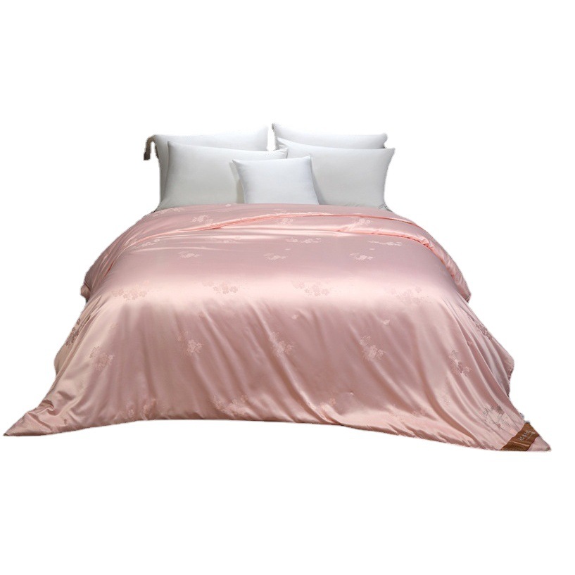 桐郷の手作り100% シルクは秋冬に厚くされています。