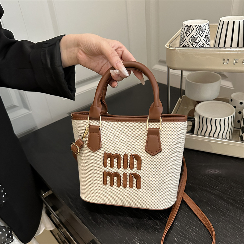 Bolso pequeño portátil de bambú de verano para mujer 2025 nuevo bolso de cubo de un solo hombro con patrón de costura tejido exquisito mensajero de salida