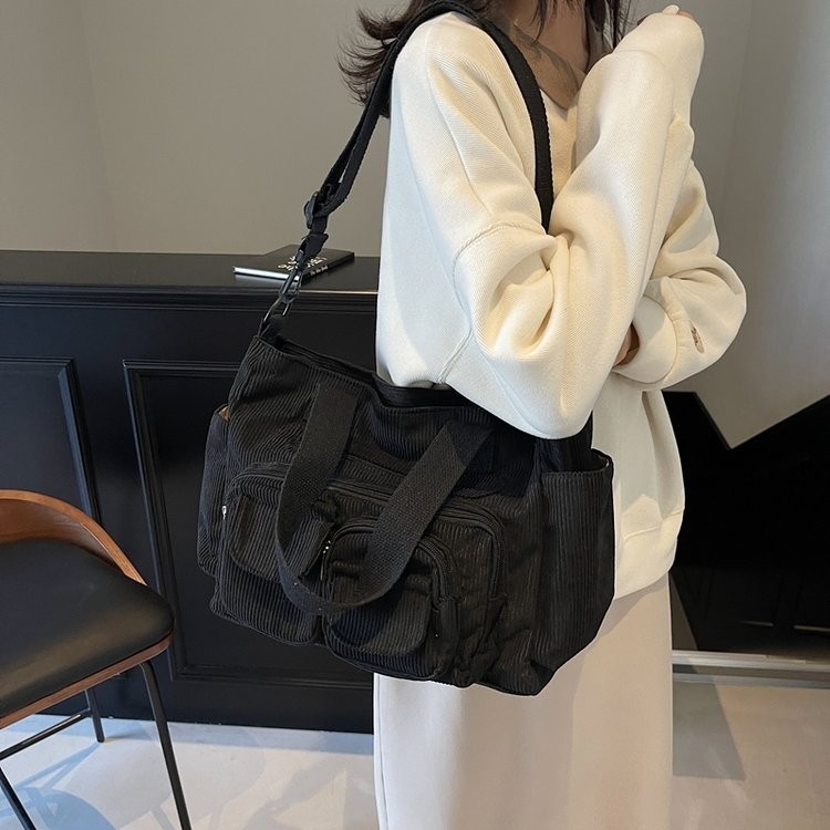 Nuevo bolso de mano transfronterizo, nuevo bolso de hombro para estudiantes universitarios en clase.