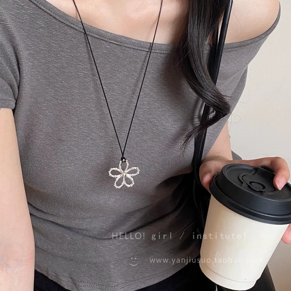 Necklace, flowered