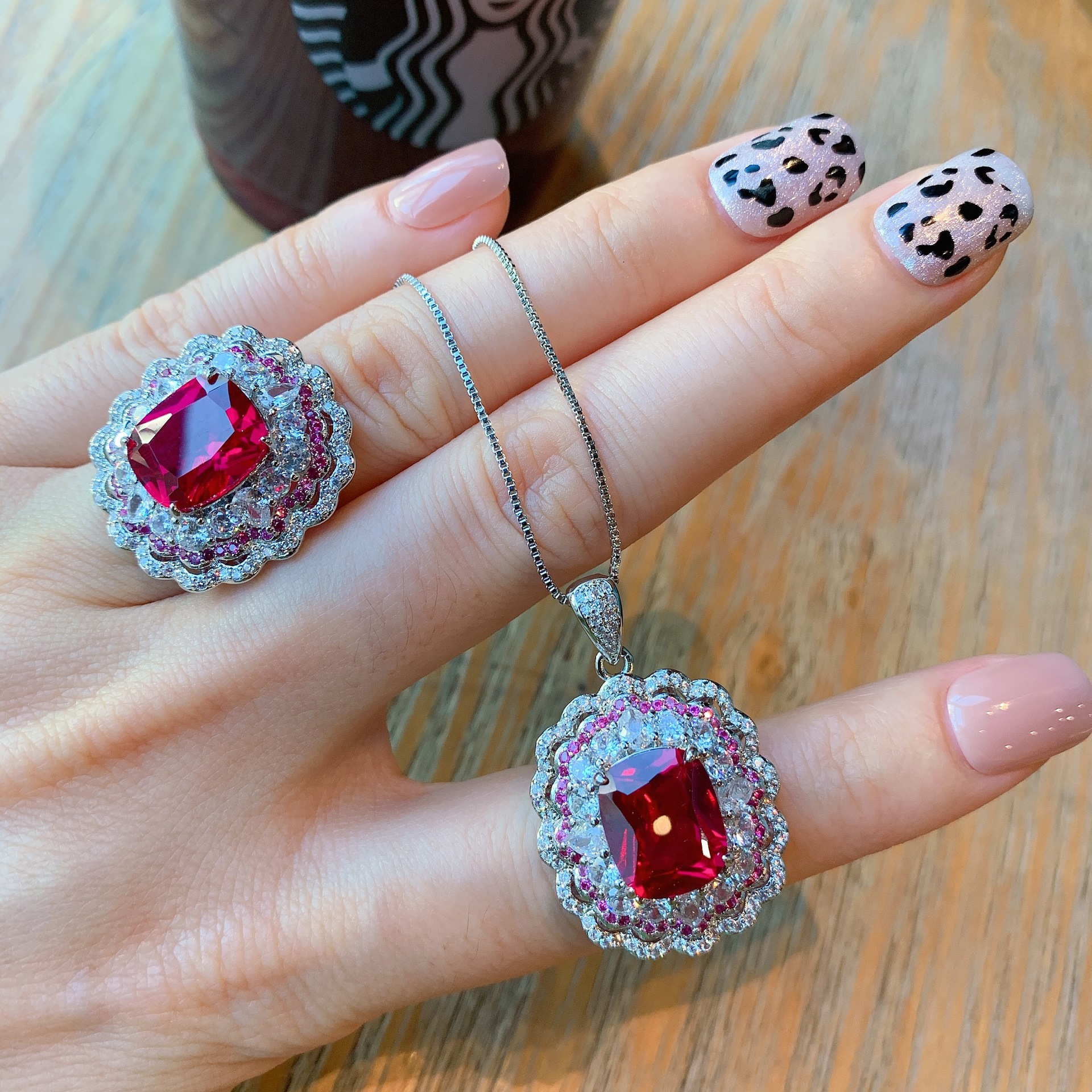 Zhuang Shengsheng Jewelry Retro Ring Simulation Red Glass Dos colores Piedra Colgante de diamantes Conjunto de anillos 10*12