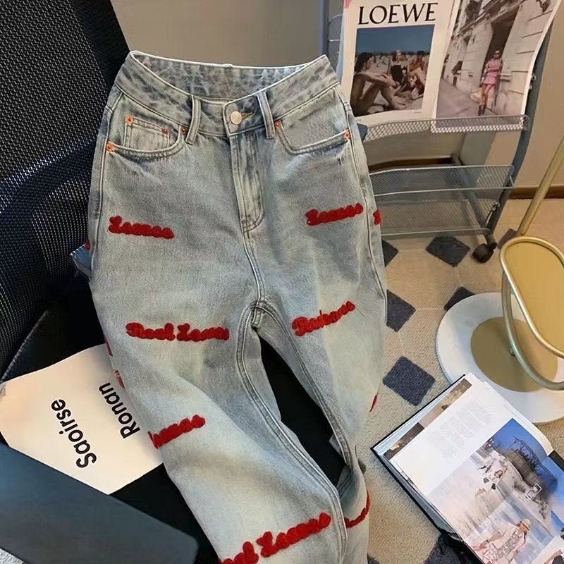 アメリカの高街のレトロな水色の高腰のストレートジーンズの女性は刺繍のデザイン感があります。|undefined