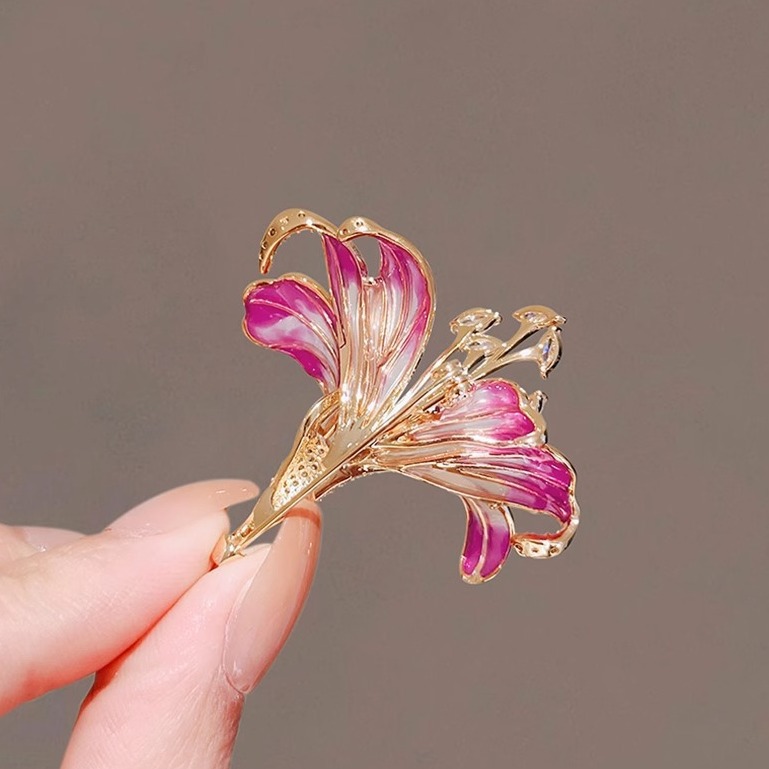 Elegant brooch floral