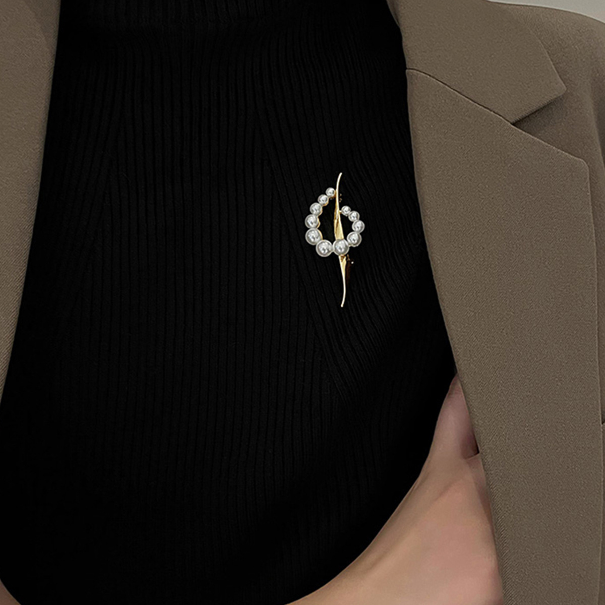 Elegant pärlbrosch för kvinnor - stilfullt accessoar för kavaj_voghion.com
