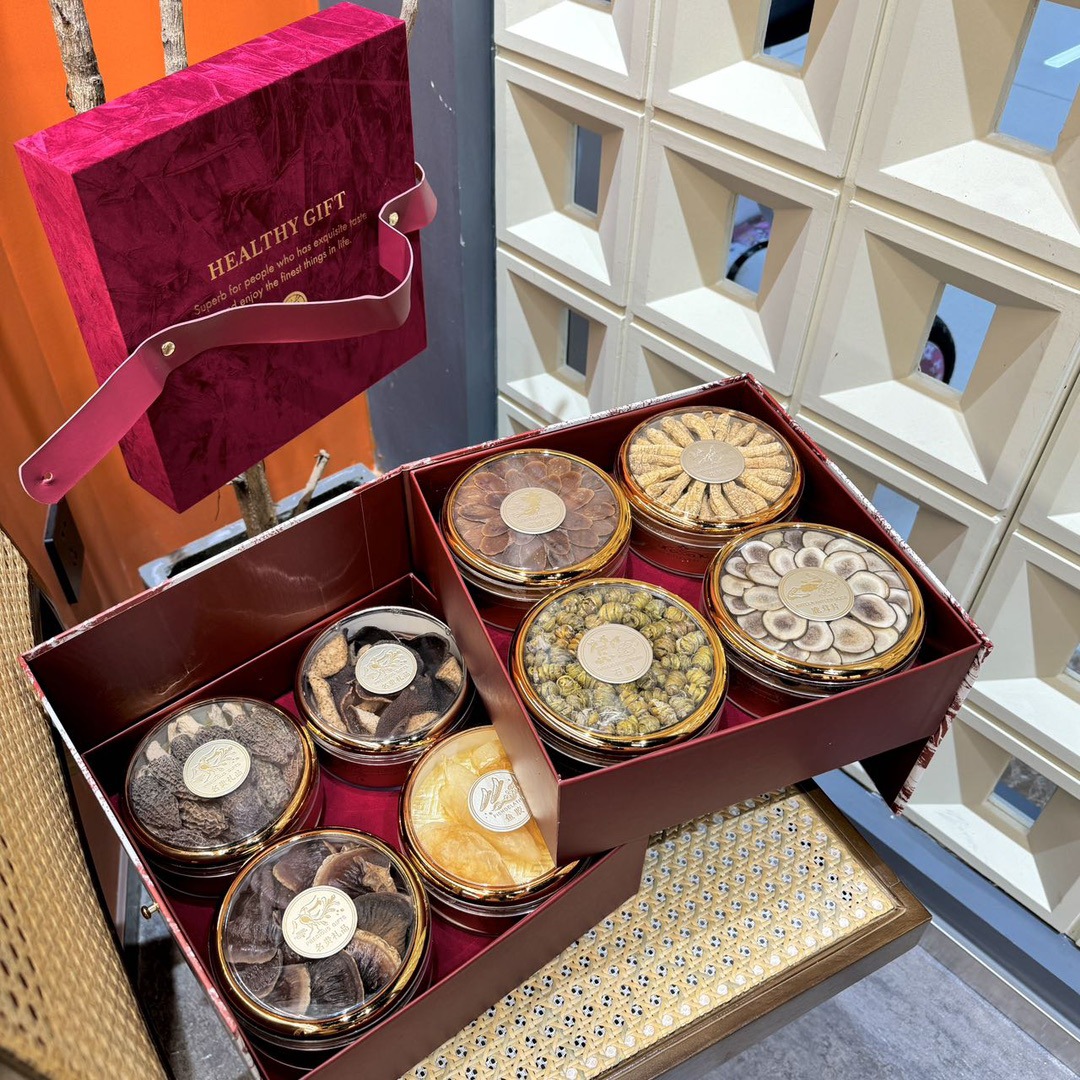 Red Velvet Eight Treasure Gift Box American Ginseng Dendrobium Red Ginseng Deer Antler Reishi Tangerine Peel 190g in use
