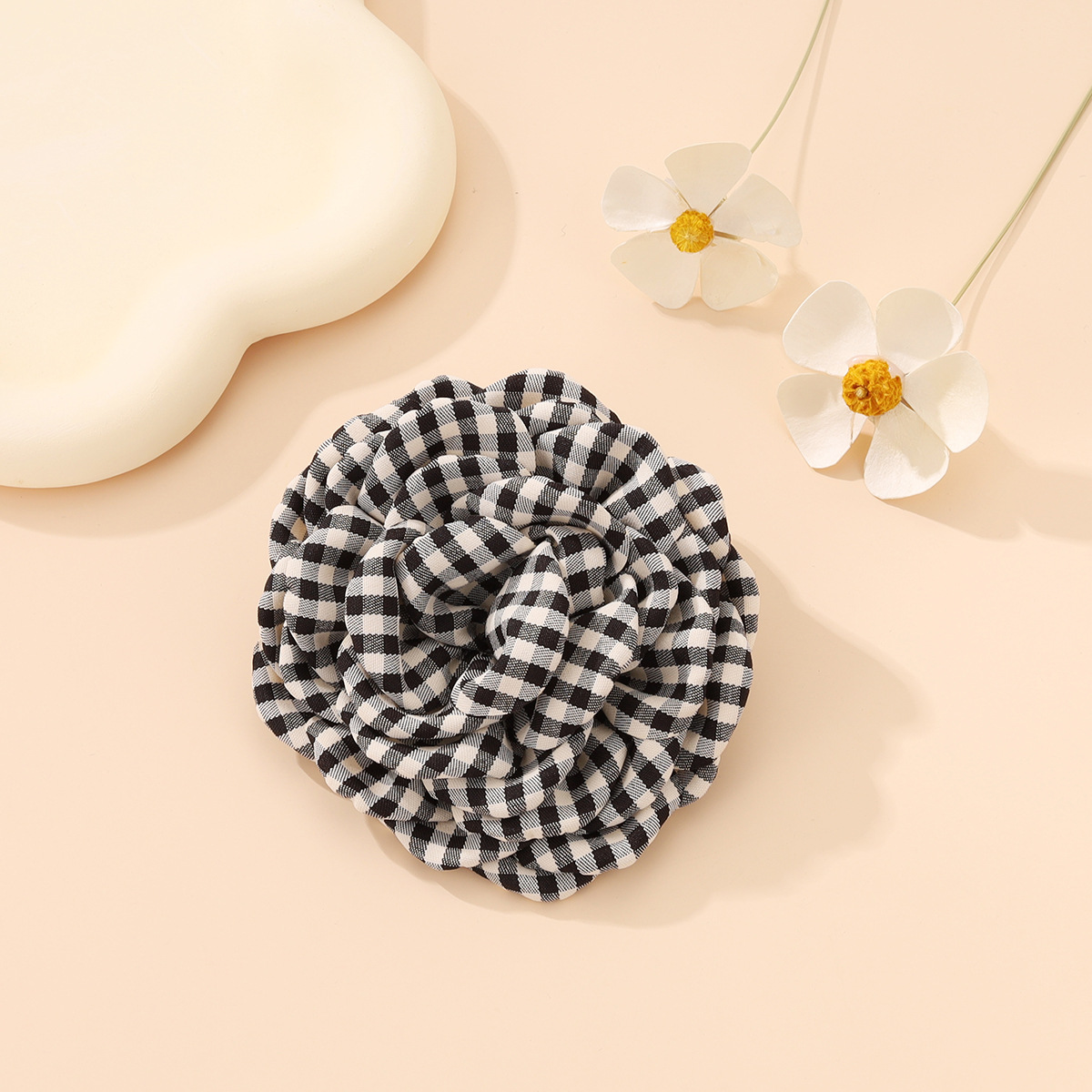 Kostenloser Versand! Karierte Stoffblumenbrosche im Chanel-Stil, bordeauxrot, Damenaccessoire für Herbst und Winter._voghion.com
