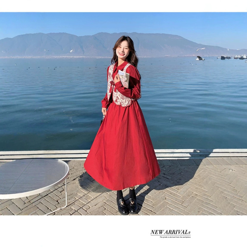 New Chinese-style suit dress for women, 2026 autumn collection, featuring a sophisticated and stylish design with Chinese knot buttons, a vest, and a shirt dress