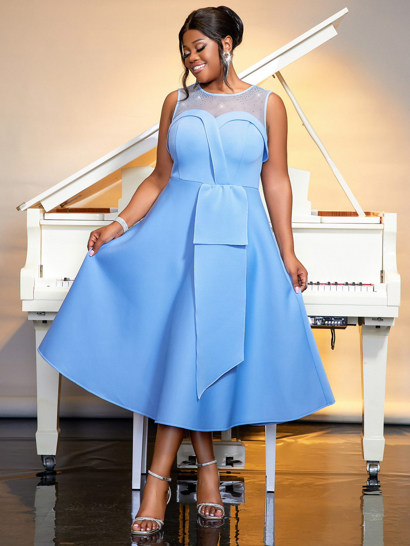 Robe de soirée trapèze sans manches avec empiècements en maille_voghion.com