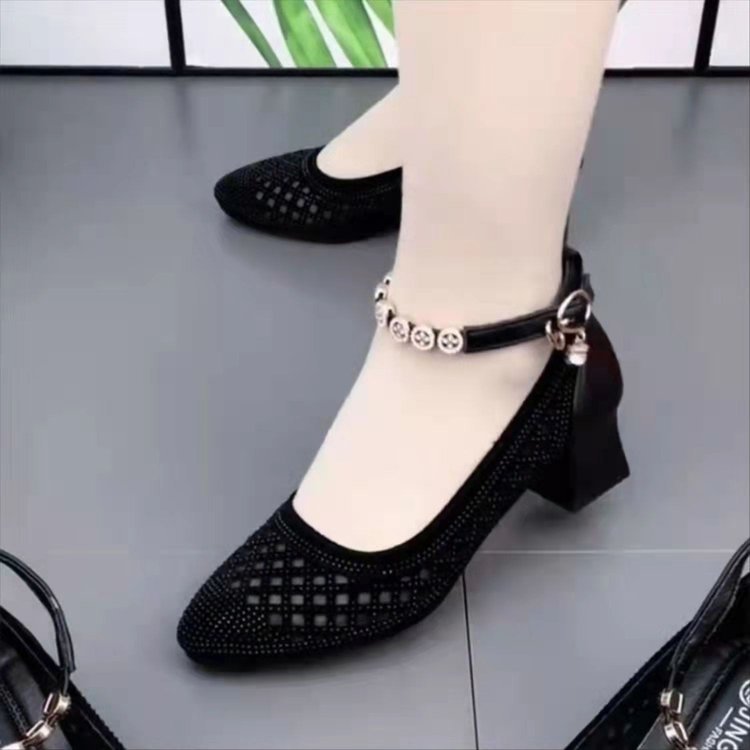 Zapatos casuales de verano 2025 para mamá, zapatos planos de tacón bajo, sandalias huecas de punta, suela suave y cómoda, superficie suave, en stock.