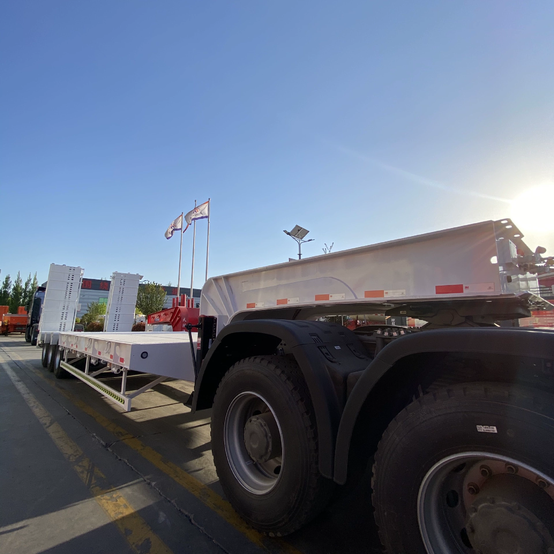 Внешнеторговая поставка трехосного шестиосного низкорамного полуприцепа для перевозки крупногабаритного оборудования и строительной техники.