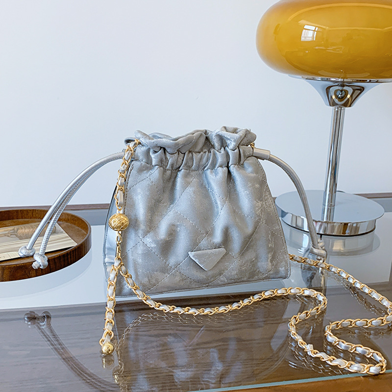 Este año, la moda de diamante con bolso de cubo de agua para mujeres 2024 nuevo estilo estilo