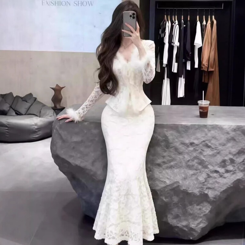 Elegant Style Waist-Cinching Lace Top and Fishtail Skirt Women's Outfit, New for Spring 2026, Stunning Set for Important Occasions