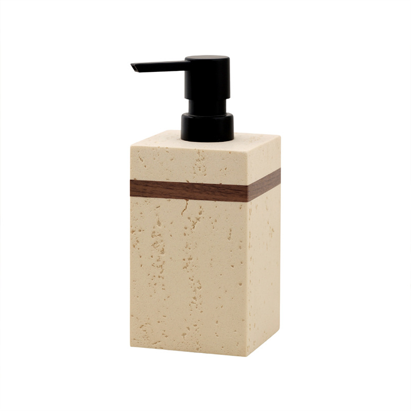 Frages de travertino, botellas de desinfectante de manos, tapas de nogal, botellas vacías de alto valor, detergente, champú, gel de ducha