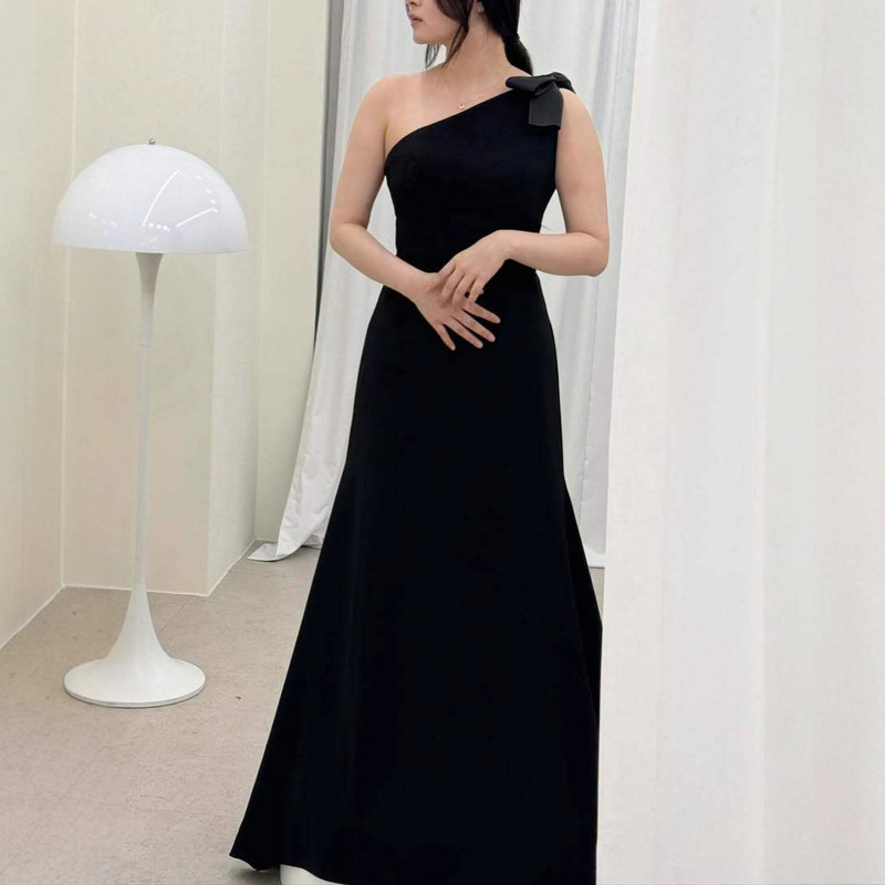 Korean-Style Light Wedding Dress, One-Shoulder, Black, Hepburn Style, High-End Feel, Travel Photography, Waist-Cinching, Slimming, Elegant Evening Gown, Long Style Korean-Style Light Wedding Dress, One-Shoulder, Black, Hepburn Style, High-End Feel, Travel Photography, Waist-Cinching, Slimming, Elegant Evening Gown, Long Style