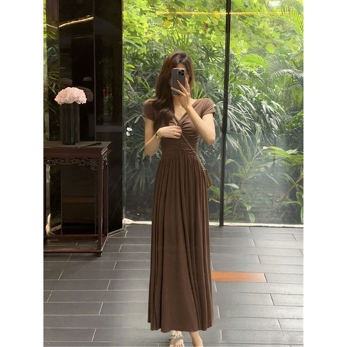 Elegant, flowing French-style V-neck dress—2024 new summer design, slim-fit, waist-defined, figure-flattering, with a slit—a long skirt.