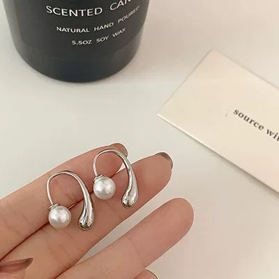 Pendientes de perlas de metal de acero inoxidable para mujer, pendientes de botón, elegantes, de diseño de alta costura, con ganchos para las orejas de lujo ligero._voghion.com