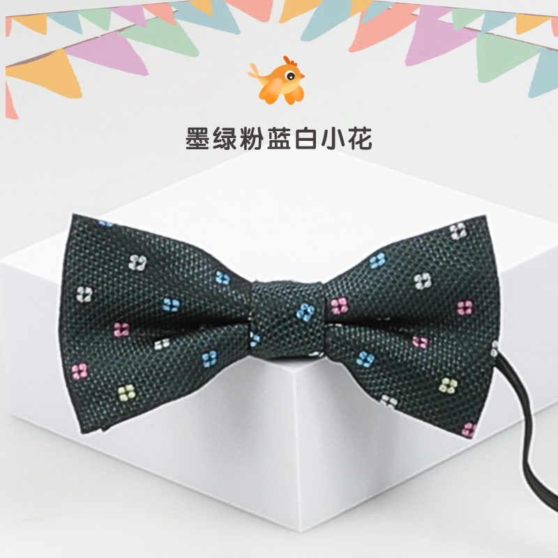 짙은 녹색, 분홍색, 파란색 및 흰색 꽃 어린이 나비 넥타이