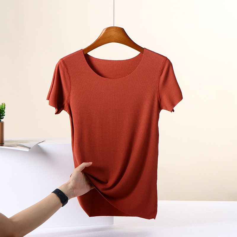 ネジのモーダルラウンドネック半袖tシャツを着ています。女性は夏にスリムに見えます。|undefined