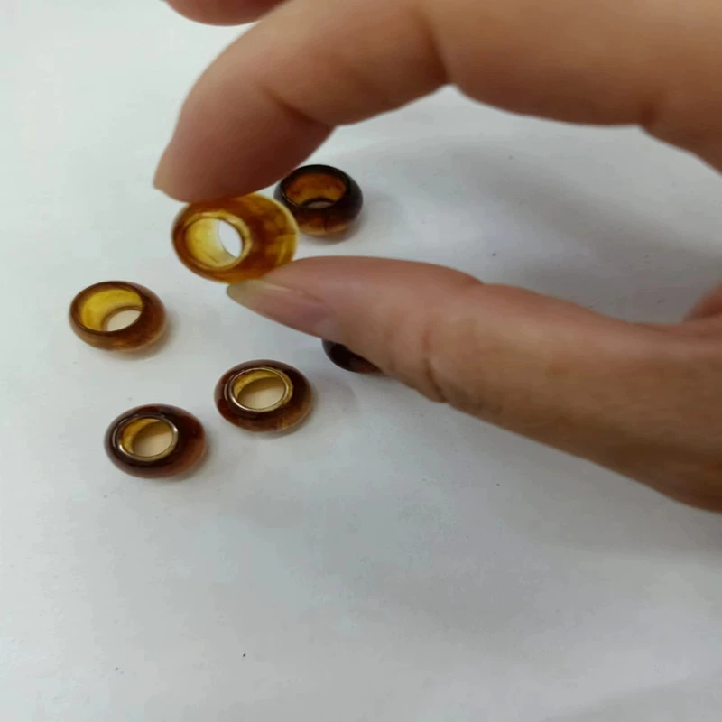 Кольцо из смолы с большими и маленькими отверстиями, в форме колокола, с широким краем, формовочное, янтарного цвета, с D-образным кольцом, практичное, прочное, цельное.