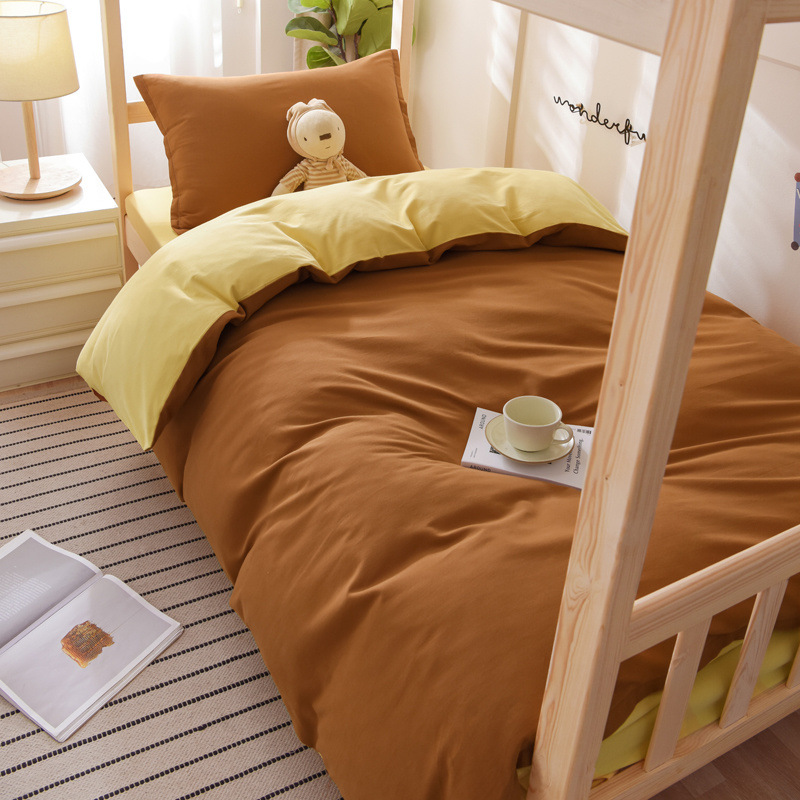 Dormitorio universitario Juego de tres piezas de algodón cepillado Juego de cuatro piezas de algodón puro 1.2 Suero de cama individual Funda de edredón de sábana 0.9