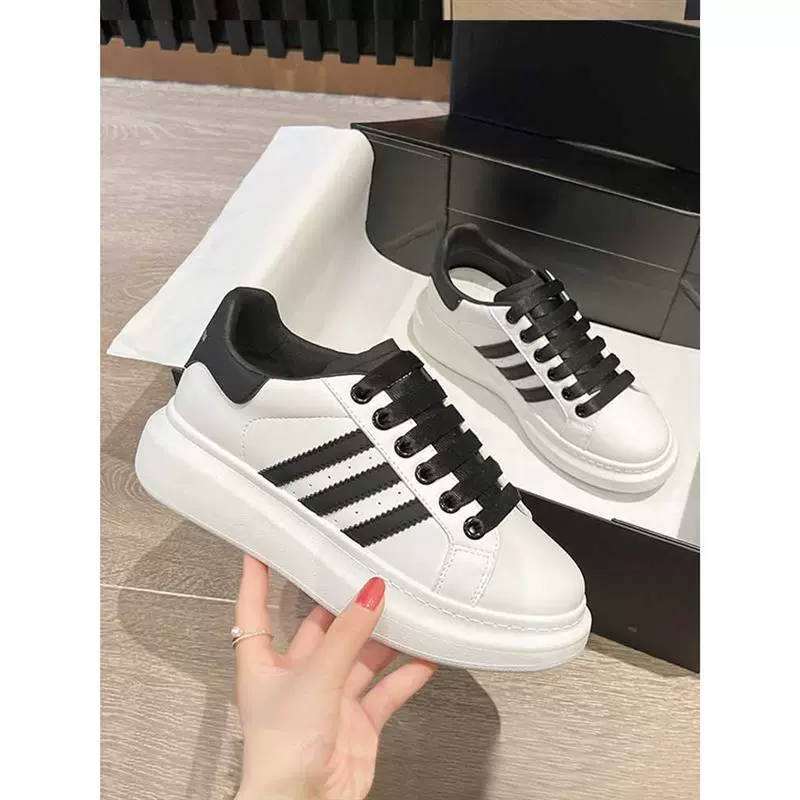 Маленькие белые туфли, женские летние тонкие дышащие, новый стиль, повседневные универсальные спортивные женские кроссовки с высокой подошвой и высокой посадкой, 2023