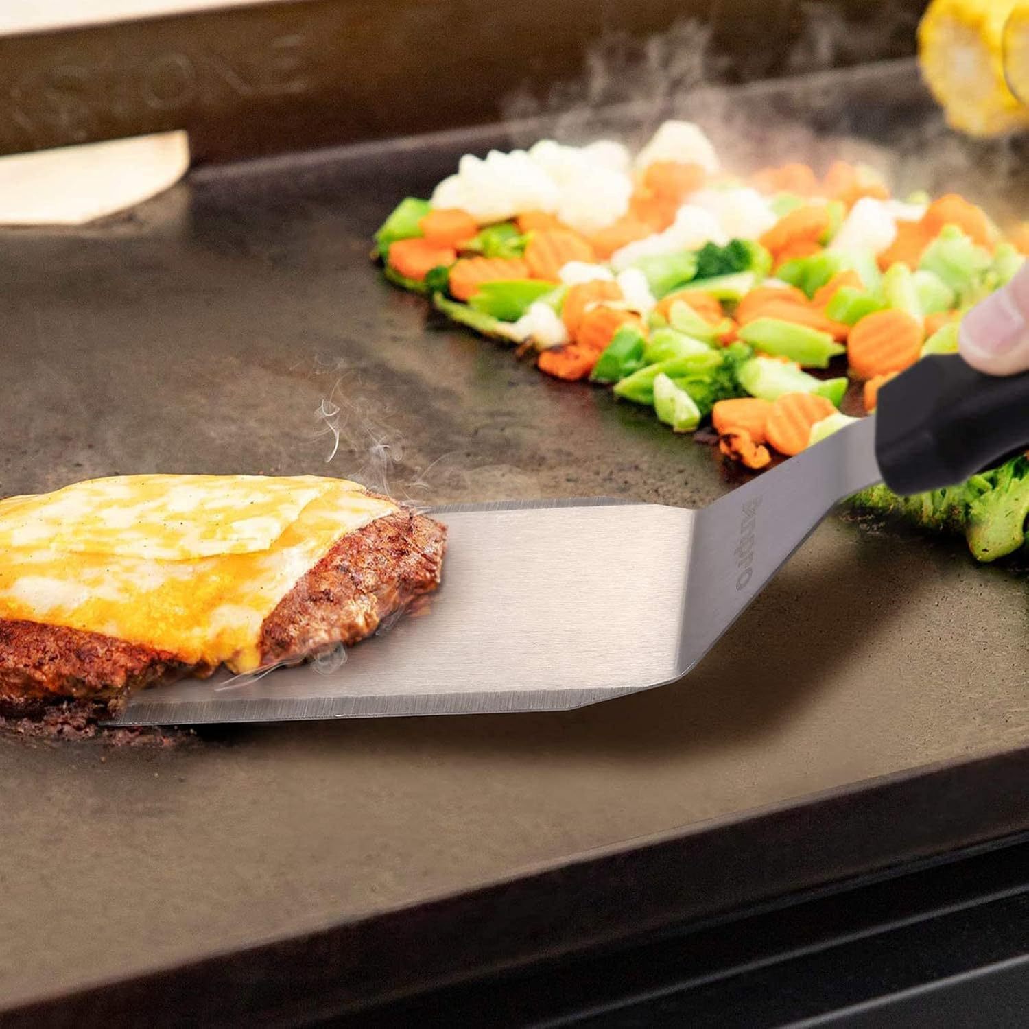 Amazon Hot Sale Camping BBQ de acero inoxidable herramientas de parrilla de hierro calcinado mango de plástico conjunto de parrilla