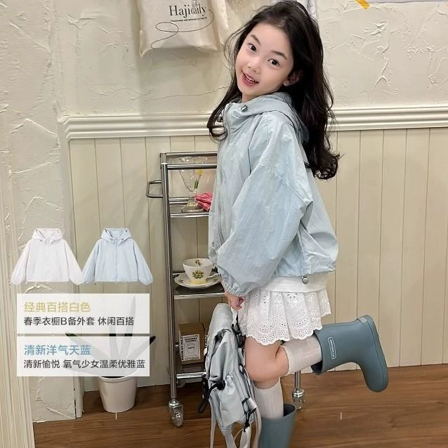 Демисезонная ветровка для девочек в корейском стиле, новинка весны 2026, универсальная повседневная куртка с капюшоном для защиты от солнца, модная и стильная