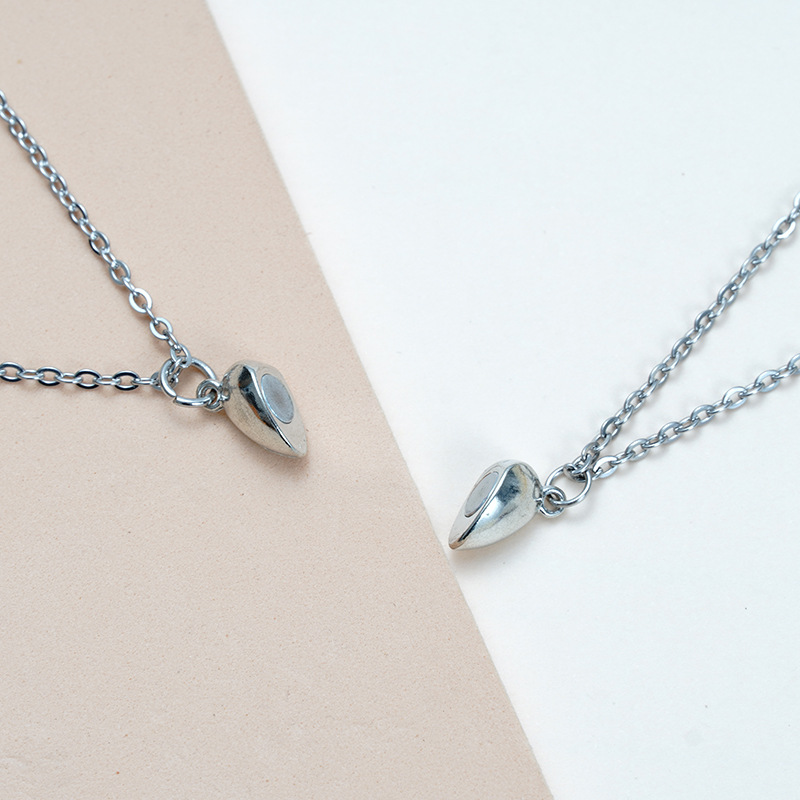 1 Pair Quantity Daily Occasion Simple Style Heart Shape 201 Stainless Steel Alloy Magnet Cable Chain Pendant Necklaces Wholesale
