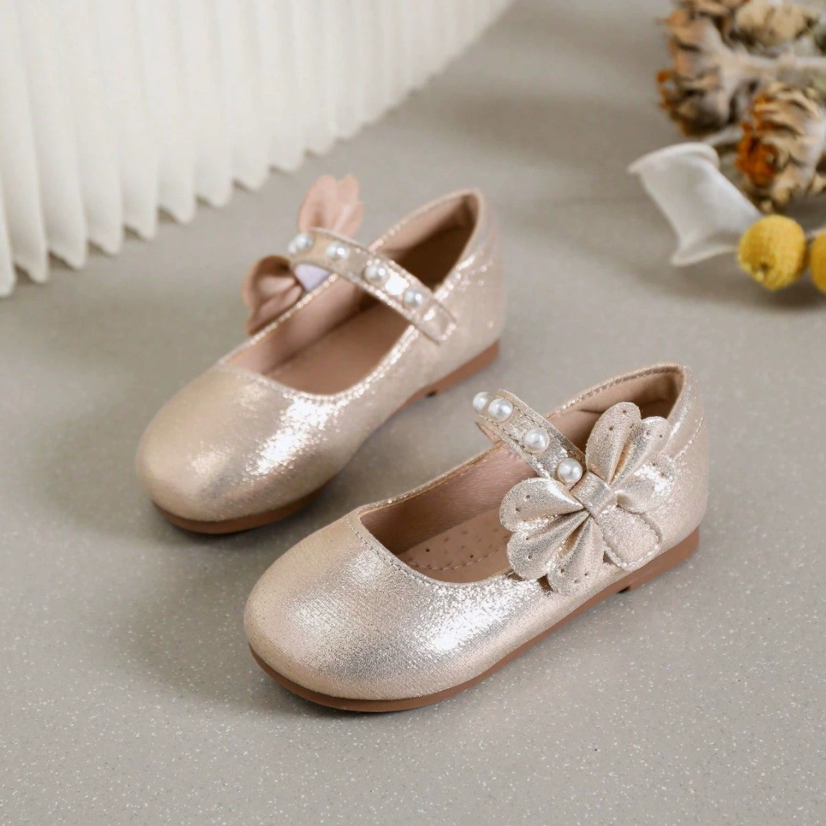Трансграничная внешняя торговля французская сладкая банта жемчуг мягкая подошва принцесса маленькая кожаная обувь мода дикая плоская обувь для девочек