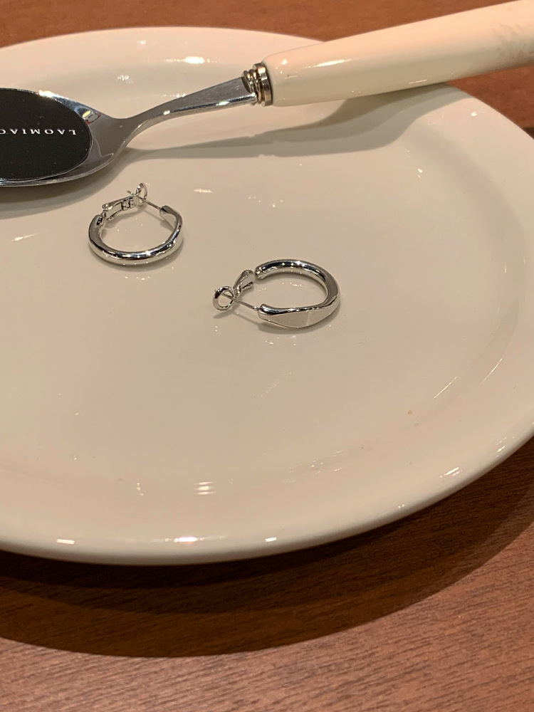 Orecchini a clip minimalisti cerchio donna gioielli design eleganti_voghion.com