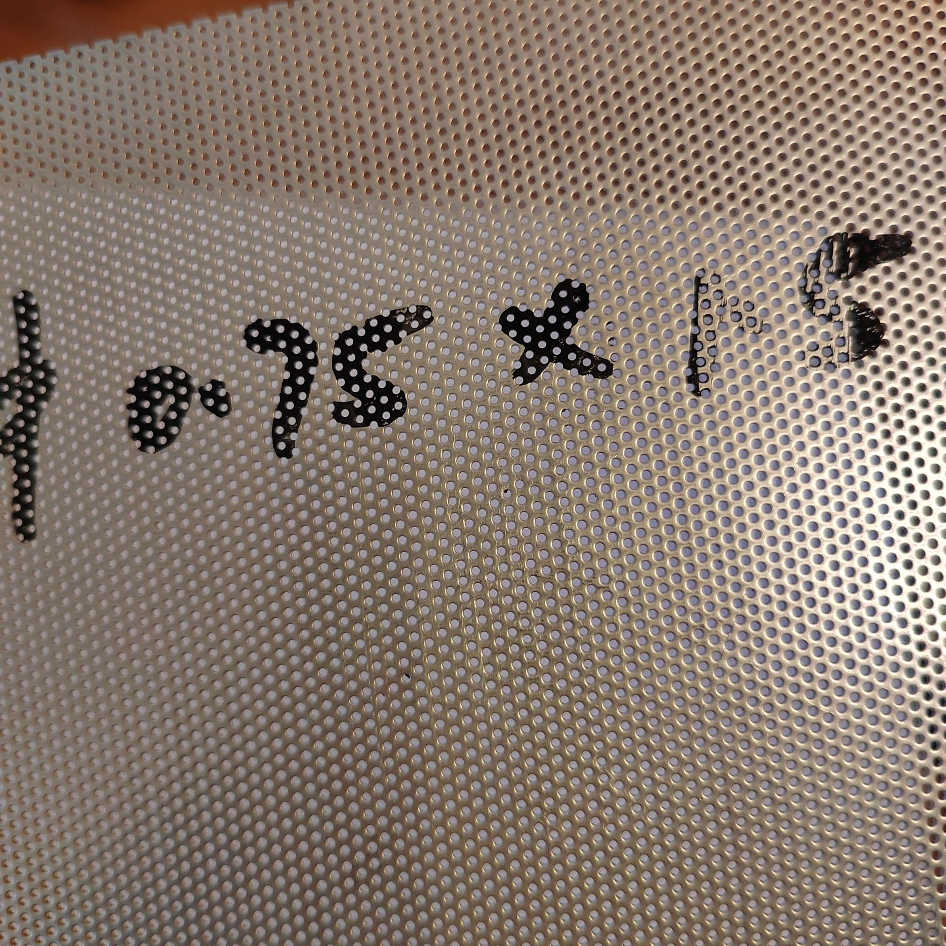 可按您的意思定 制金属冲孔网板 孔径zhong心距孔排列按图纸进行