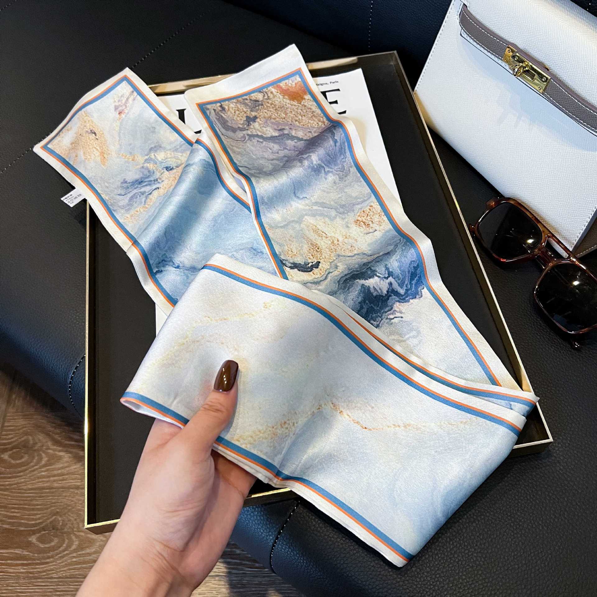 Nueva bufanda de seda pequeña banda larga estrecha para el cabello mujer estilo primavera y otoño moda madre bufanda estilo verano estilo fino serpentina bufanda al por mayor