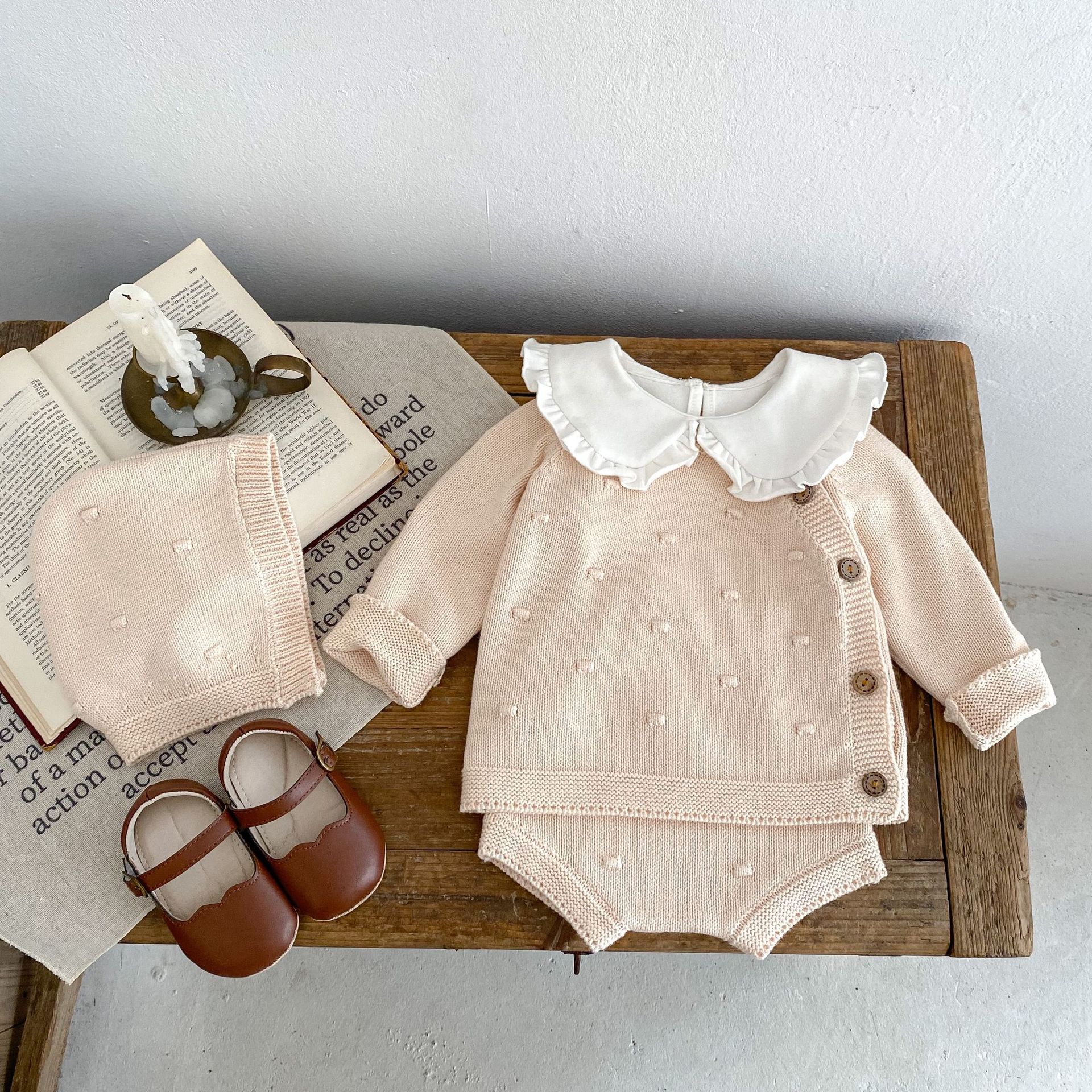 Ins2024 Hierscht Kleeder Puppelcher a Meedchen Baby Dot Haken Blummen Diagonal Front Strickmantel + Shorts + Hutt 3-Stéck Set_voghion.com