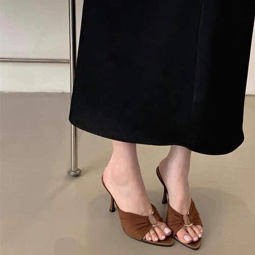 Elegant Sister Style Pointed-Toe Barefoot Pumps with Metal Buckle 2025 Summer New Arrival Women's Stylish Sexy Flat Sandals