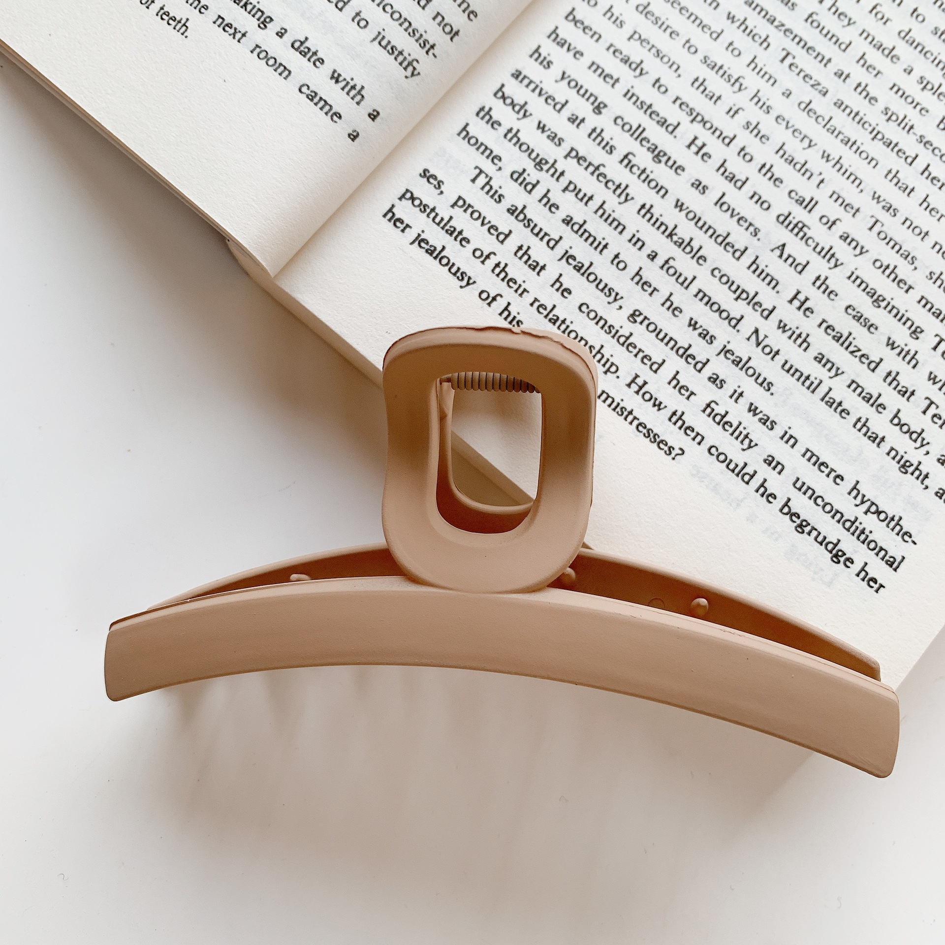 Leche marrón captura clip neto rojo 2022 Nueva horquilla trasera cabeza captura de pelo grande tiburón clip tocado horquilla para las mujeres