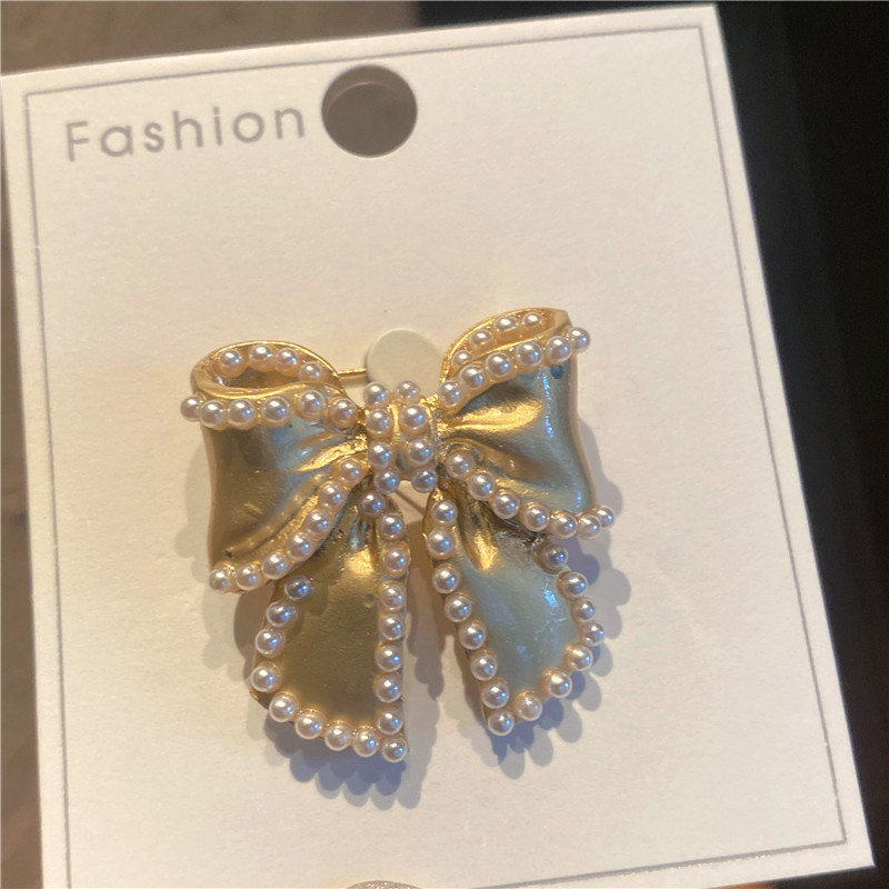 Sweet Simple Style Bow Knot Metal Hollow Out Inlay Pearl Women's Brooches display picture 8