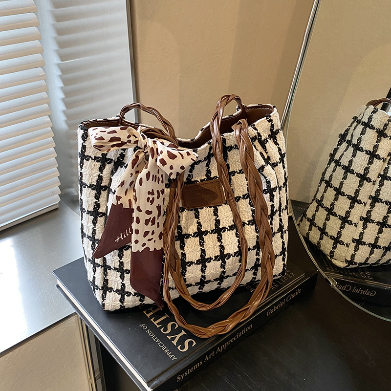 Bolsa de gran capacidad para mujeres 2025, nuevo tipo de bolso de hombro, bolso de compras de viaje, popular para mujeres.